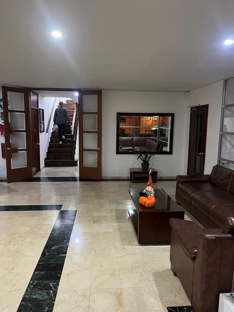 PHOTO-2026-10-12-19-10-19 7 vendo apartamento iluminado dos parqueaderos