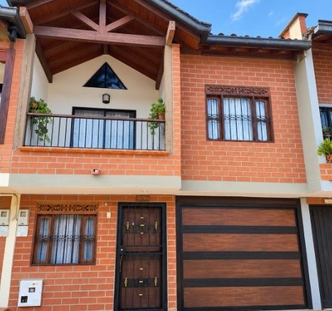 Casa unifamiliar de tres niveles en Villa Manuela, Rionegro, Antioquia.